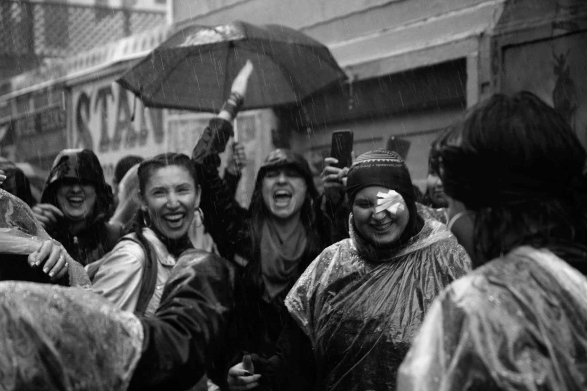 Latesis lluvia Sisterhood in the rain